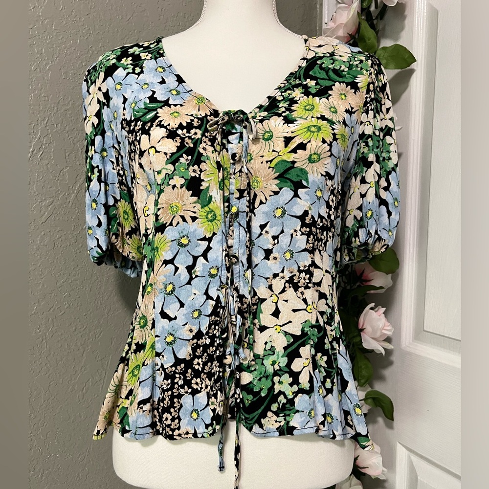 💐NWT H&M Floral puff sleeve tie front detail blouse/top